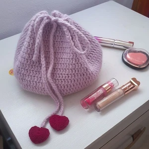 Bolsa/Nécessaire de Crochê com Cordão e Corações