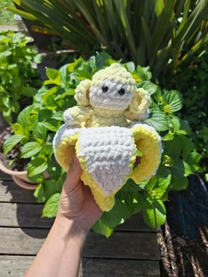 Interactive monkey in a banana beginner amigurumi pattern low sew