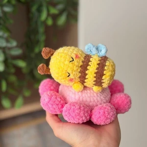 Sleeping bee on a flower amigurumi crochet pattern