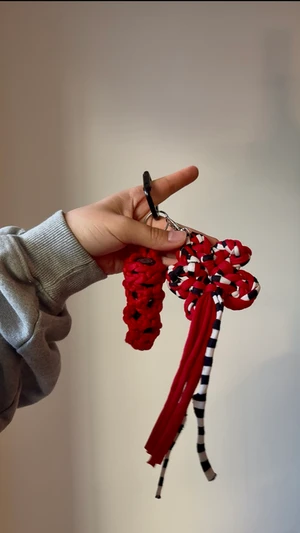 click to see T-Shirt Yarn Lipstick Holder