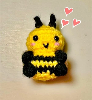 Chubby bee pattern for Intermediate crocheters