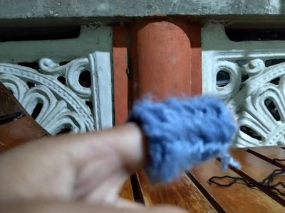 Scratchy yarn finger protector