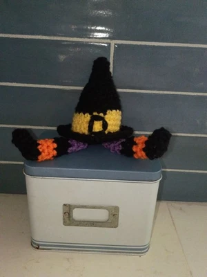 No sew witch hat with legs