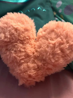 Hart shaped decoretiv pillow