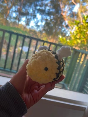 Cutesy bee