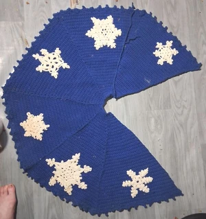 blue snowflake tree skirt