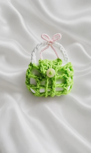 Leaf lock earbud pouch