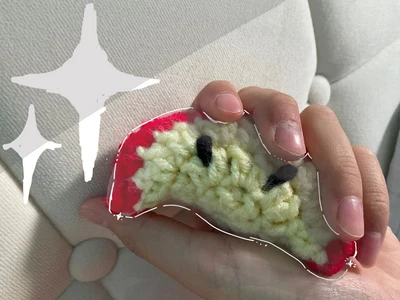 Apple slice plushie (low sew but beginner friendly)