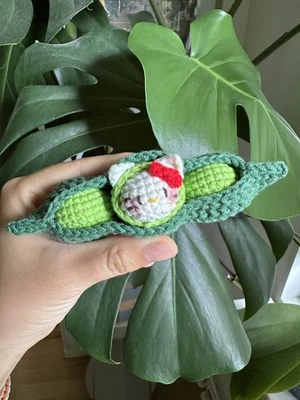 Kitty in Peas