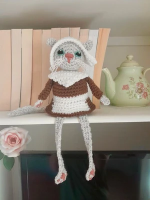 Pilgrim Girl Shelf Cat