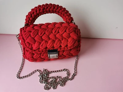 T-shirt yarn clutch pattern