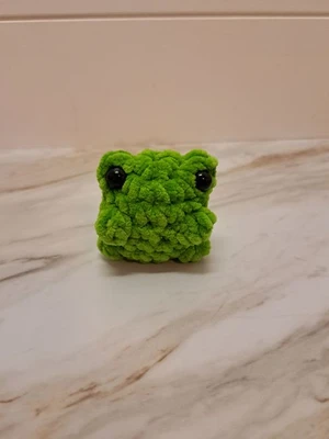 smol frog (no sew)