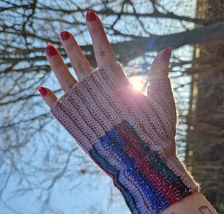 Colour block wrist warmers