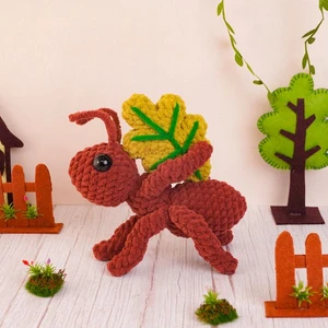 Leaf Carrying Ant Crochet Pattern