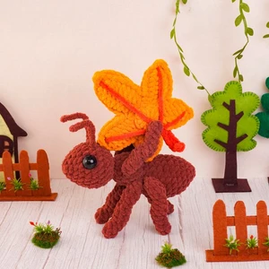 Maple Leaf Carrying Ant Crochet Pattern