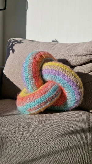Trefoil Knot Cushion Written Crochet Pattern