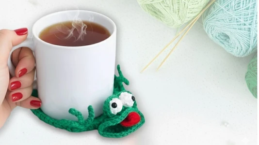 It Curls When You Put The Glass! | Crochet Frog Coaster