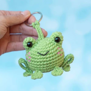 Frog keychain amigurumi