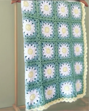 DAISY CROCHET BLANKET WITH SCALLOP EDGING
